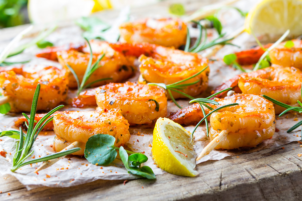 Prawn skewers with lemon